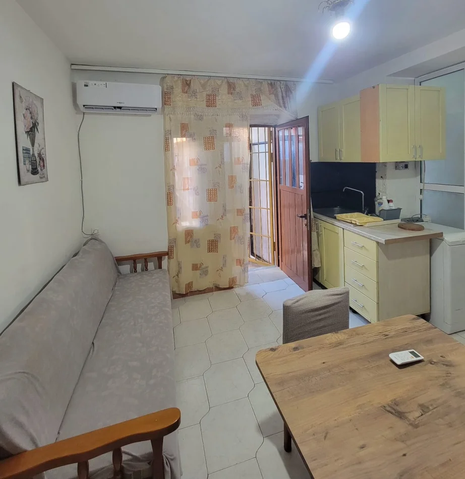 Tirane, jepet me qera apartament 1+1 Kati 1, 30 m² 280 € (Shkolla 9-vjeçare \”Xhezmi Delli\”)
