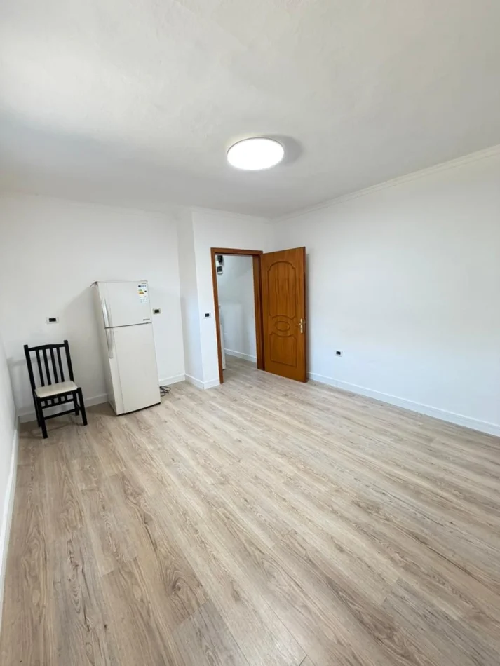 Tirane, jepet me qera apartament 1+1 Kati 1, 30 m² 300 € (Myslym Shyri)