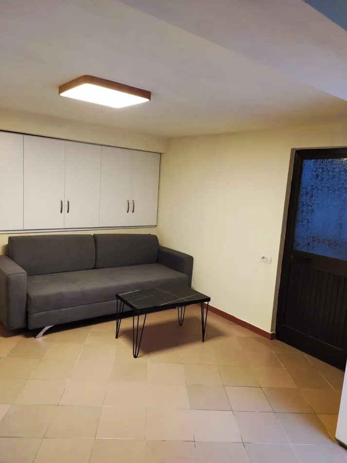 Tirane, jepet me qera apartament 1+1 Kati 1, 35 m² 250 € (Qendra Shëndetësore Qytet Studenti)