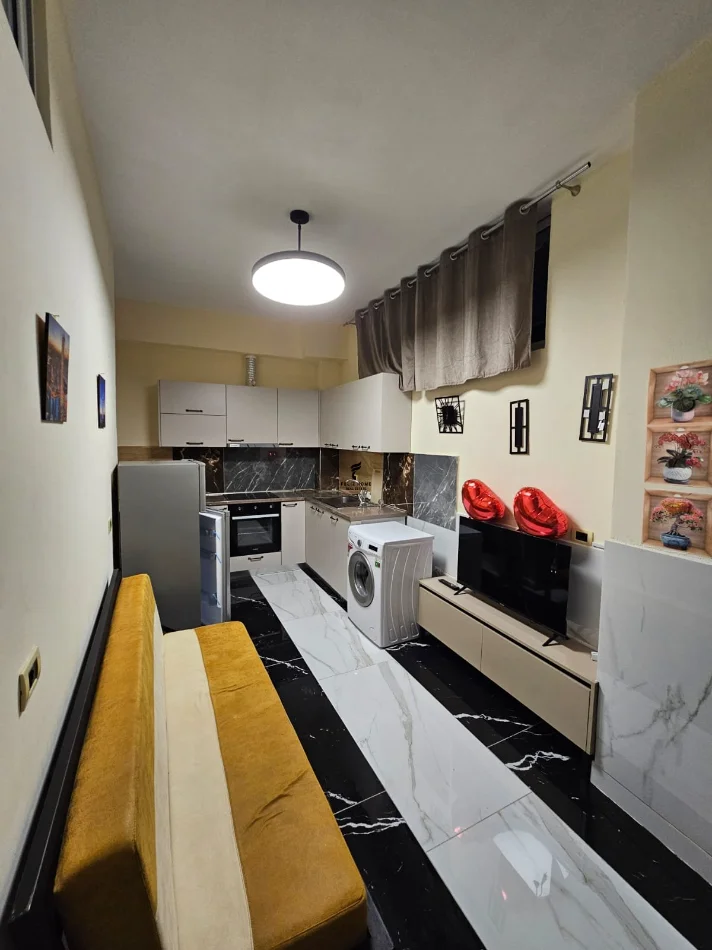 Tirane, jepet me qera apartament 1+1 Kati 1, 45 m² 400 € (ALI DEMI)