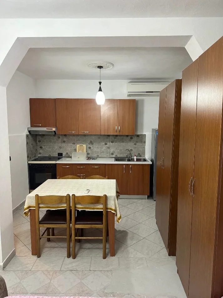 Tirane, jepet me qera apartament 1+1 Kati 1, 45 m² 450 € (Komuna e Parisit)