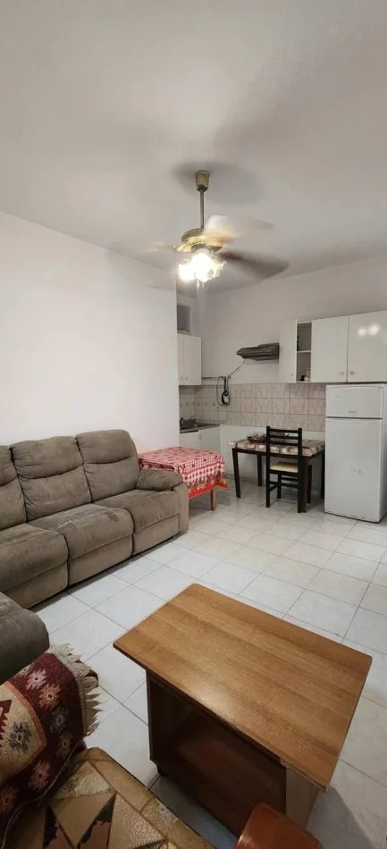 Tirane, jepet me qera apartament 1+1 Kati 1, 50 m² 250 € (Brryli)