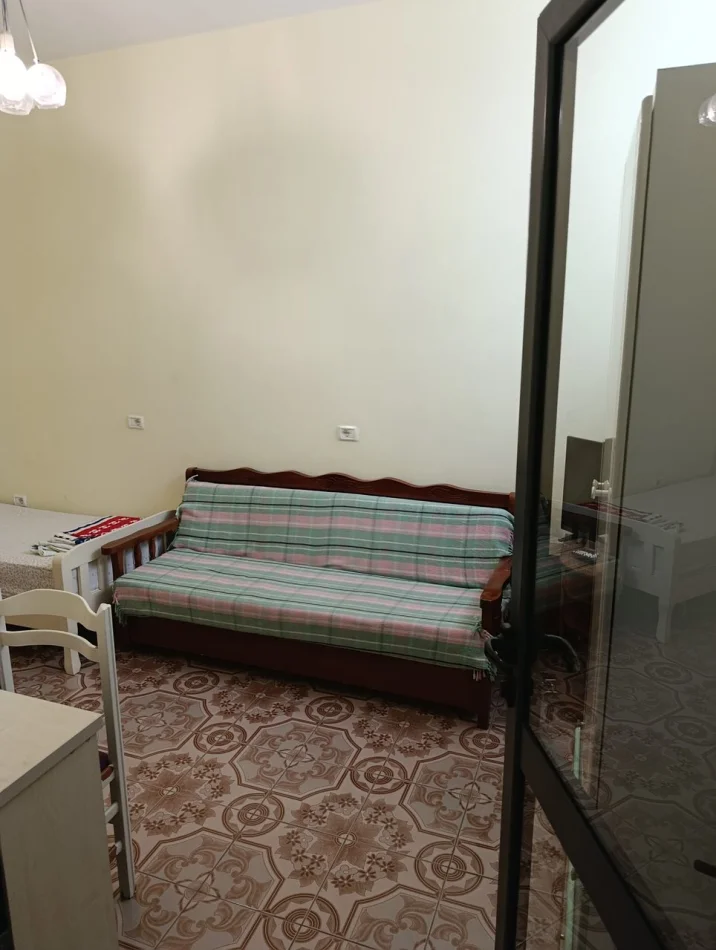 Tirane, jepet me qera apartament 1+1 Kati 1, 50 m² 250 € (QSUT)