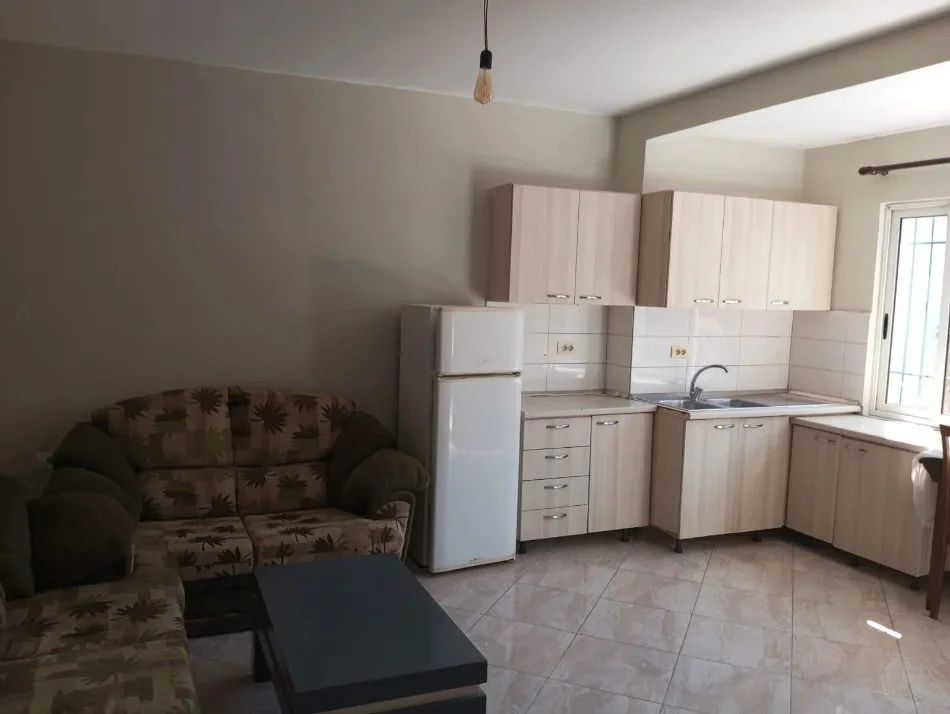 Tirane, jepet me qera apartament 1+1 Kati 1, 50 m² 300 € ( Allias)