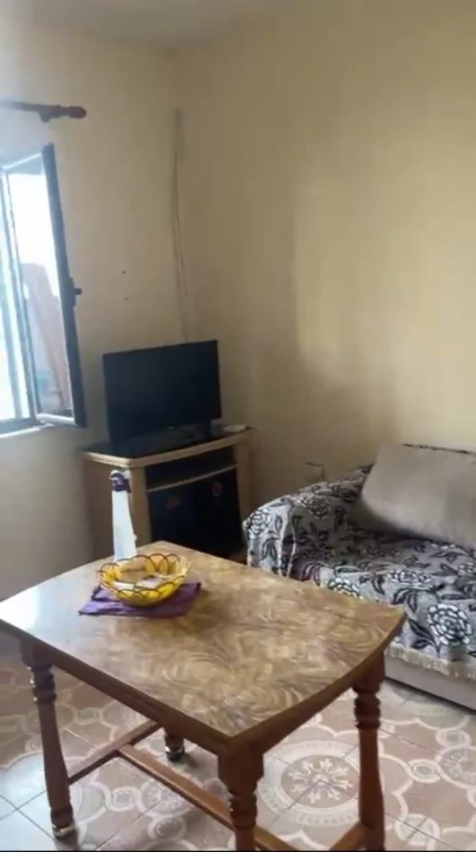 Tirane, jepet me qera apartament 1+1 Kati 1, 50 m² 300 € (Rruga 5 Maji)