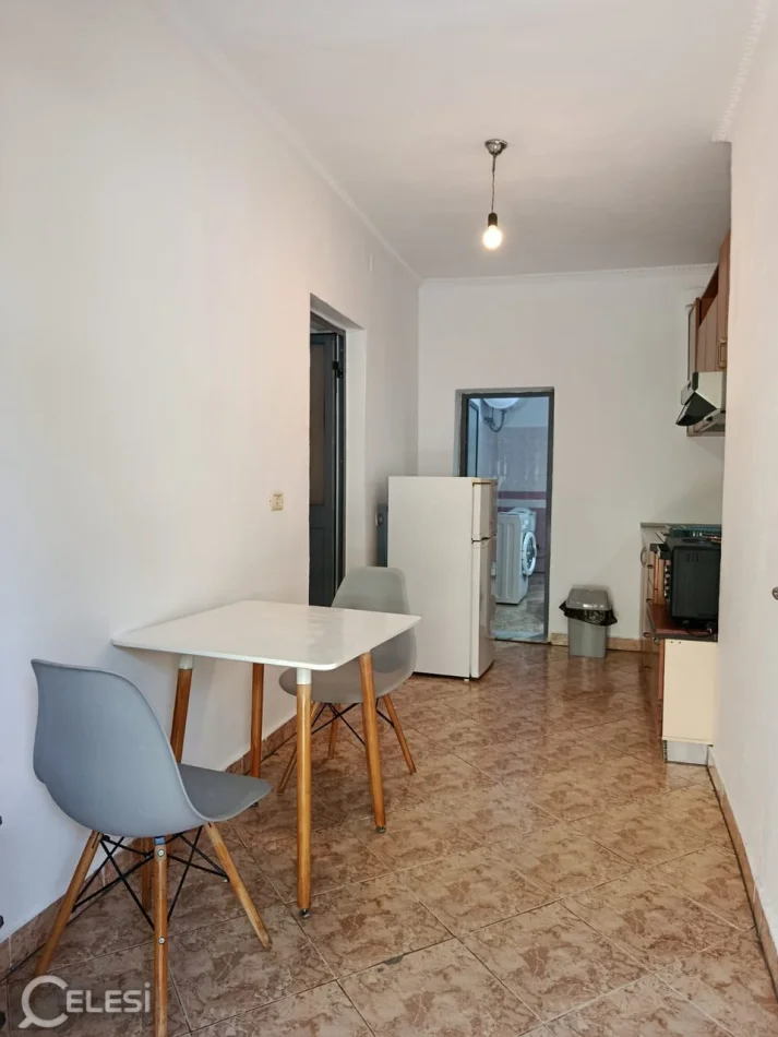 Tirane, jepet me qera apartament 1+1 Kati 1, 50 m² 350 € (ish-Tregu Elektrik)