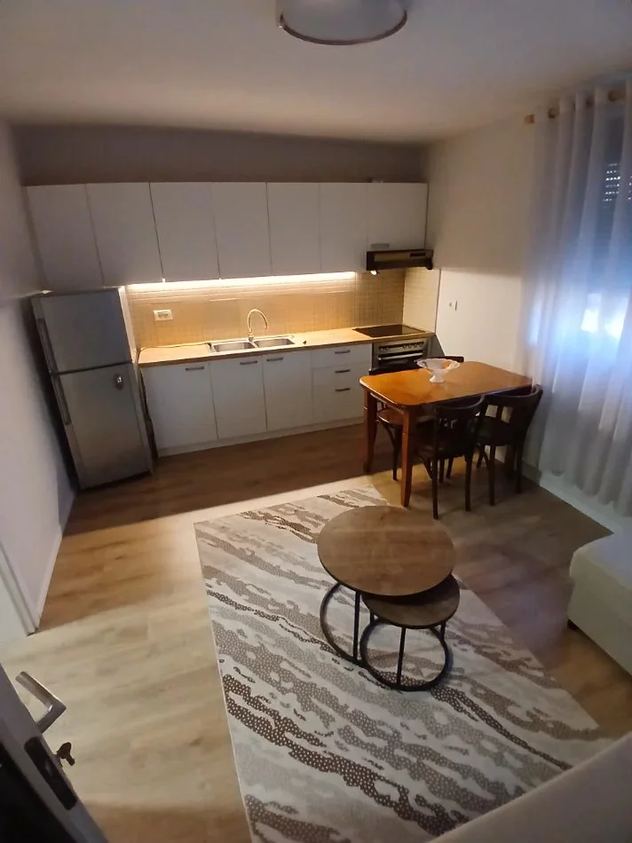 Tirane, jepet me qera apartament 1+1 Kati 1, 50 m² 400 € (Allias)