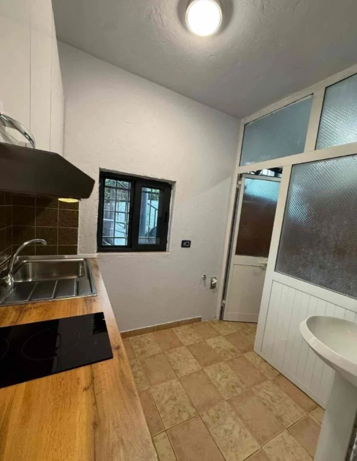 Tirane, jepet me qera apartament 1+1 Kati 1, 50 m² 400 € (Astir)