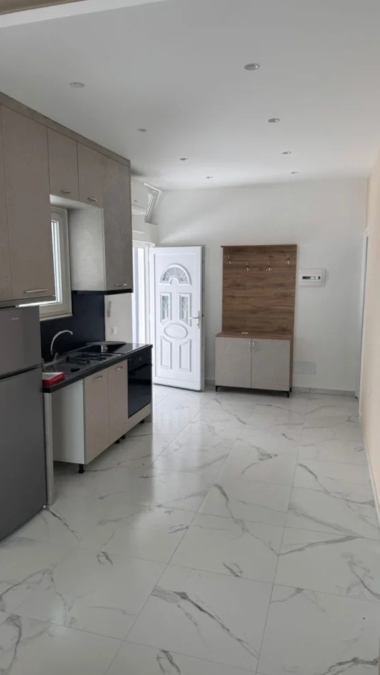 Tirane, jepet me qera apartament 1+1 Kati 1, 50 m² 500 € (Rruga 5 Maji)