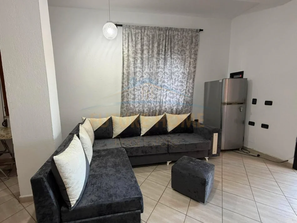 Tirane, jepet me qera apartament 1+1 Kati 1, 50 m² 550 € (Prane 21 DHJETORIT)