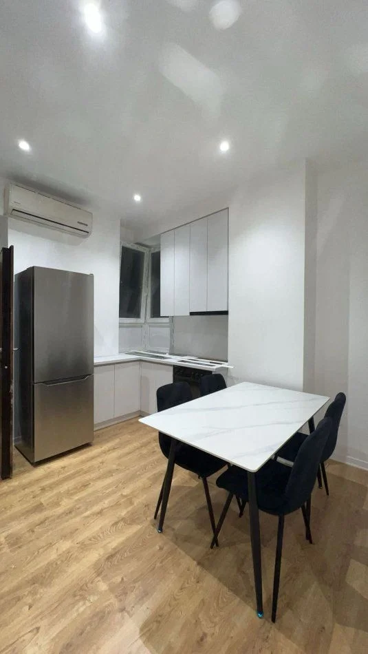 Tirane, jepet me qera apartament 1+1 Kati 1, 50 m² 650 € (RRUGA E BARRIKADAVE)