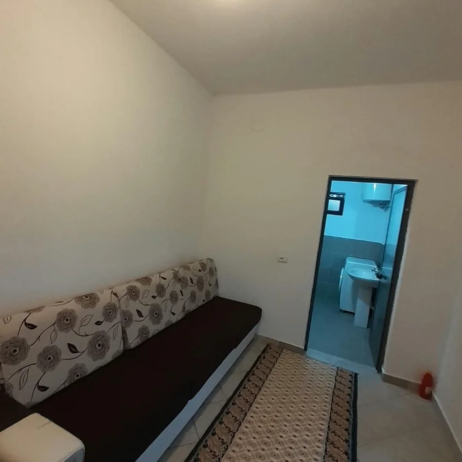 Tirane, jepet me qera apartament 1+1 Kati 1, 55 m² 200 € (Laprakë Tiranë)