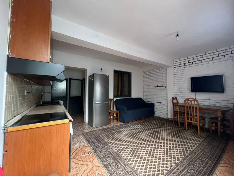 Tirane, jepet me qera apartament 1+1 Kati 1, 55 m² 200 € (Zona 5 Maji)