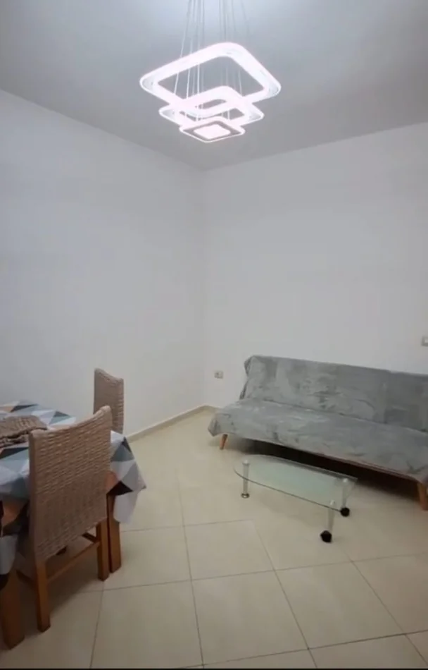 Tirane, jepet me qera apartament 1+1 Kati 1, 55 m² 400 € (Qytet Studenti)