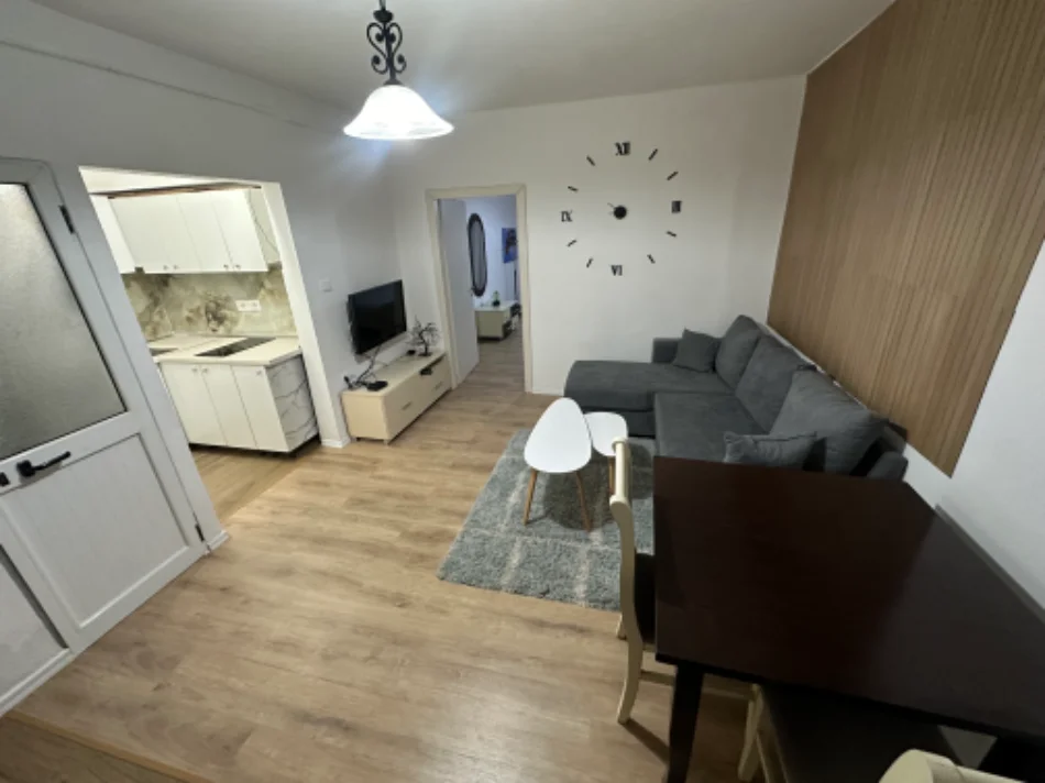 Tirane, jepet me qera apartament 1+1 Kati 1, 55 m² 60.000 Lek (21 Dhjetori tek Shkolla Naim Frasheri)