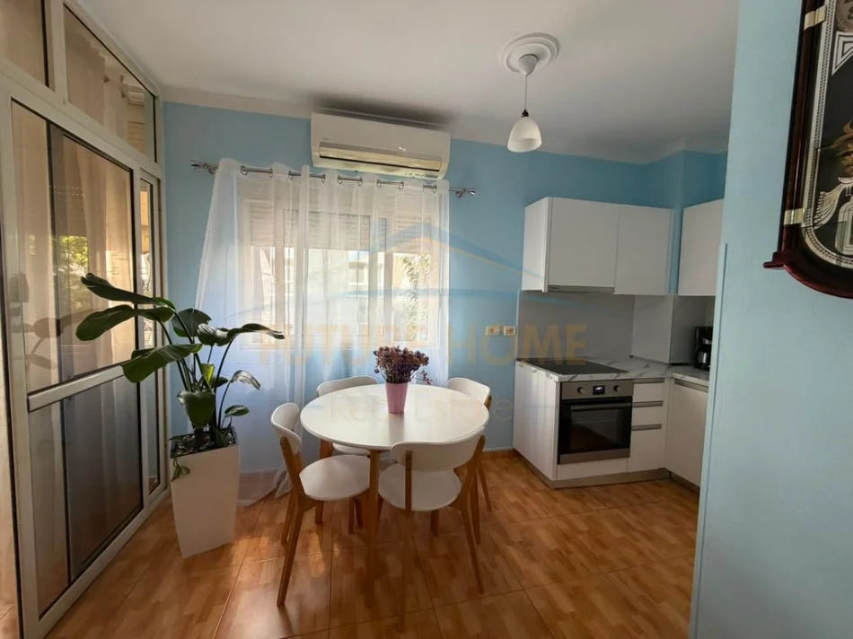 Tirane, jepet me qera apartament 1+1 Kati 1, 55 m² 650 € (Rruga e Barrikadave)