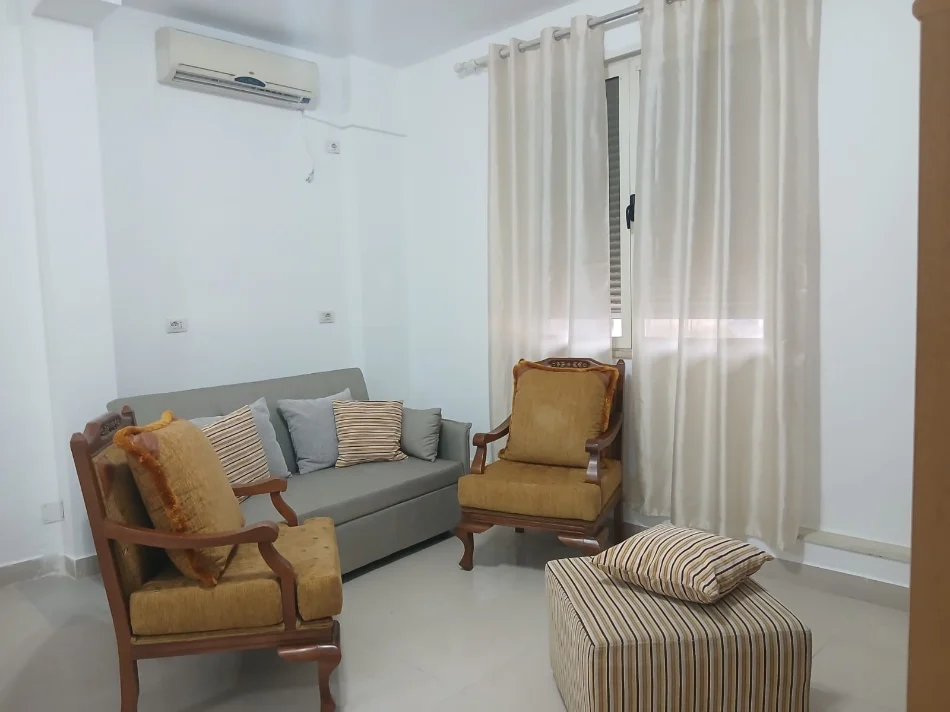 Tirane, jepet me qera apartament 1+1 Kati 1, 56 m² 500 € (Don Bosko prane shkolles)