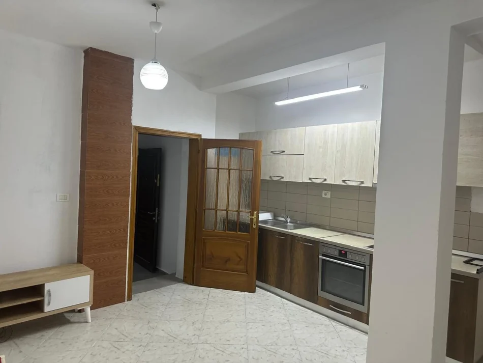 Tirane, jepet me qera apartament 1+1 Kati 1, 60 m² 250 € (Paskuqan)