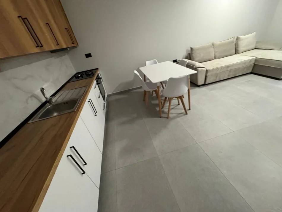 Tirane, jepet me qera apartament 1+1 Kati 1, 60 m² 400 € (Shkolla E Bashkuar)