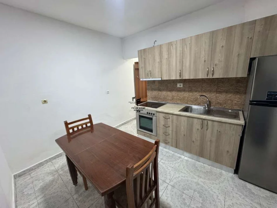 Tirane, jepet me qera apartament 1+1 Kati 1, 60 m² 400 € (VASIL SHANTO)