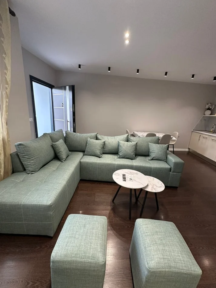 Tirane, jepet me qera apartament 1+1 Kati 1, 60 m² 400 € (Yzberisht)