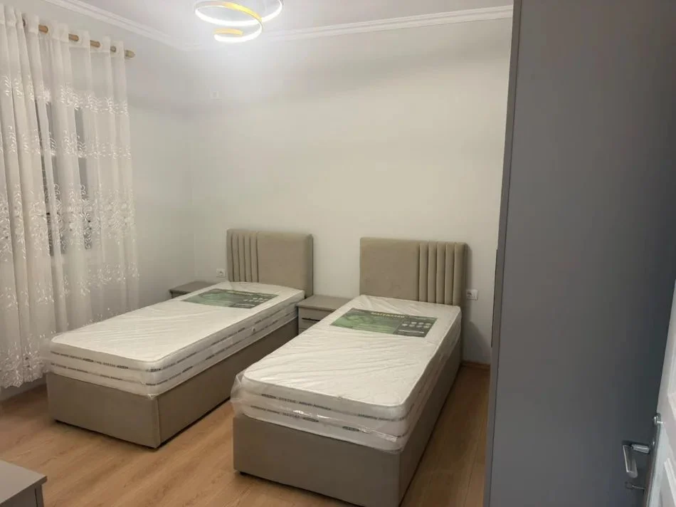 Tirane, jepet me qera apartament 1+1 Kati 1, 60 m² 400 € (prane UET)
