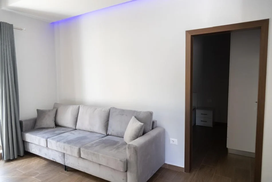 Tirane, jepet me qera apartament 1+1 Kati 1, 60 m² 450 € (Farkë)
