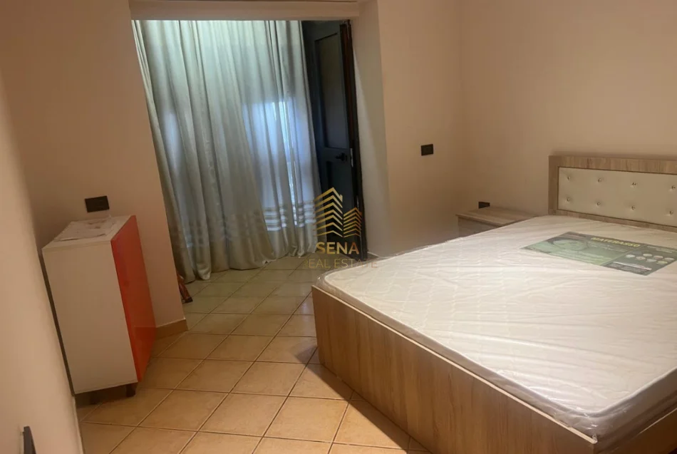 Tirane, jepet me qera apartament 1+1 Kati 1, 60 m² 500 € (Xhamllik)