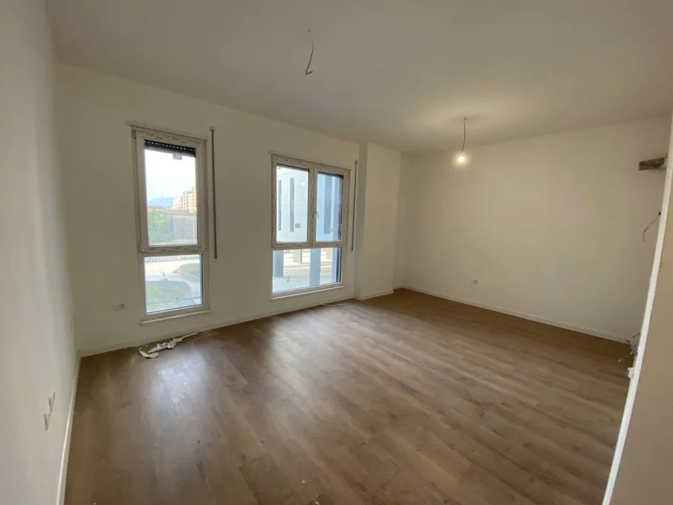 Tirane, jepet me qera apartament 1+1 Kati 1, 61 m² 420 € (Rruga 5 Maji)