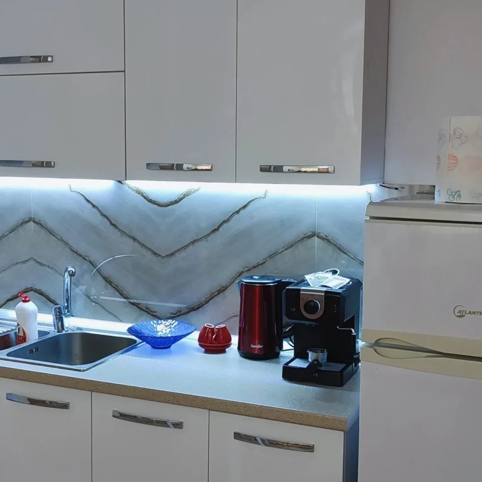 Tirane, jepet me qera apartament 1+1 Kati 1, 63 m² 550 € (Kompleksi Kontakt – 21 Dhjetori)