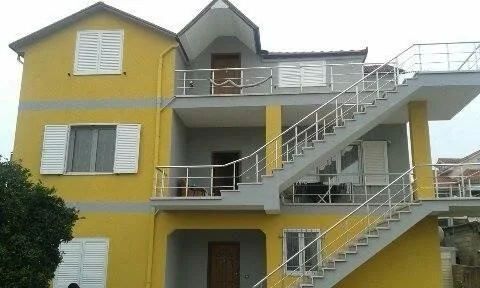 Tirane, jepet me qera apartament 1+1 Kati 1, 65 m² 300 € (Don Bosko)