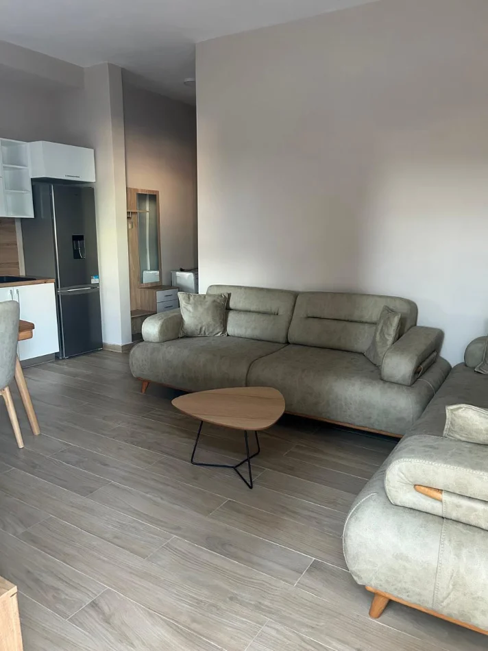 Tirane, jepet me qera apartament 1+1 Kati 1, 65 m² 35.000 Lek (Shkolla Myslym Shima ne Yzberisht)