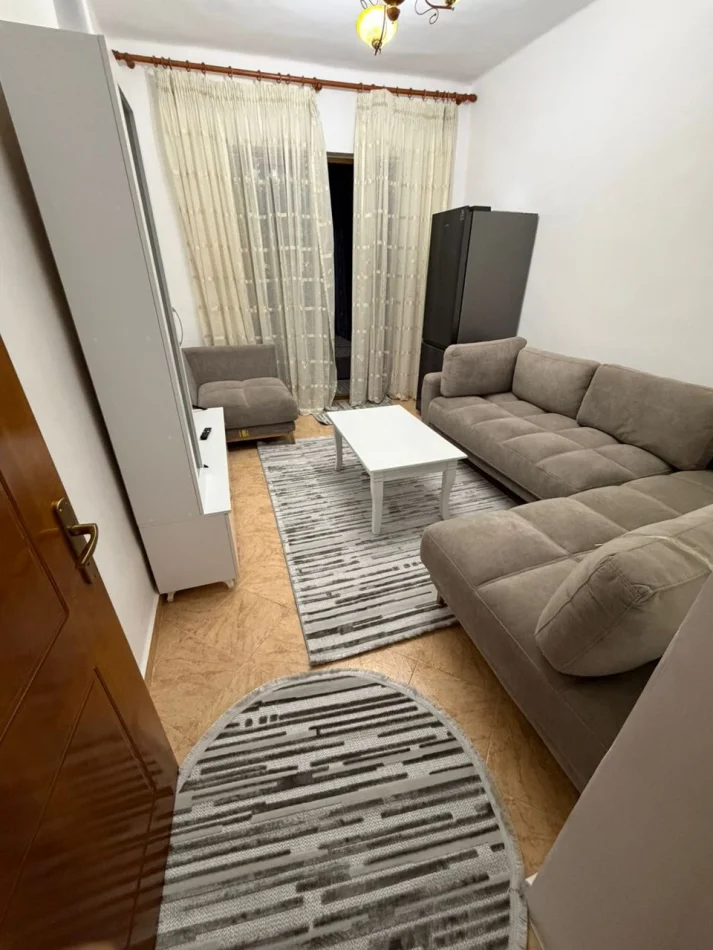 Tirane, jepet me qera apartament 1+1 Kati 1, 65 m² 350 € (Kinostudio)