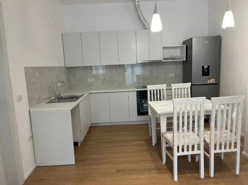 Tirane, jepet me qera apartament 1+1 Kati 1, 65 m² 400 € (Ali Demi)