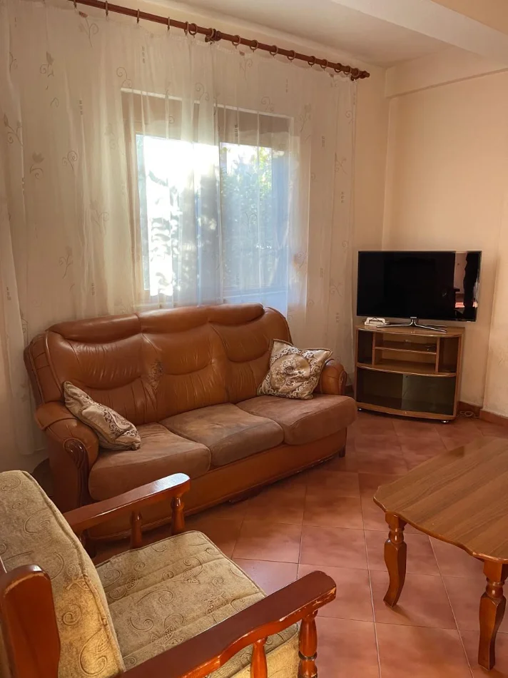 Tirane, jepet me qera apartament 1+1 Kati 1, 65 m² 400 € (Don bosko)