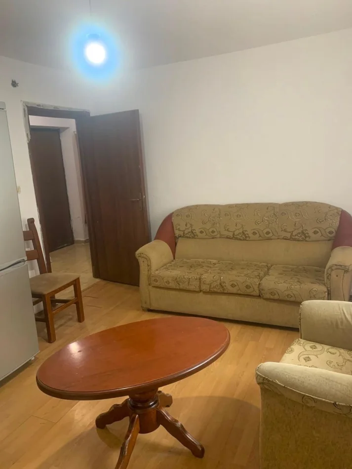 Tirane, jepet me qera apartament 1+1 Kati 1, 65 m² 400 € (Rruga Bardhyl)