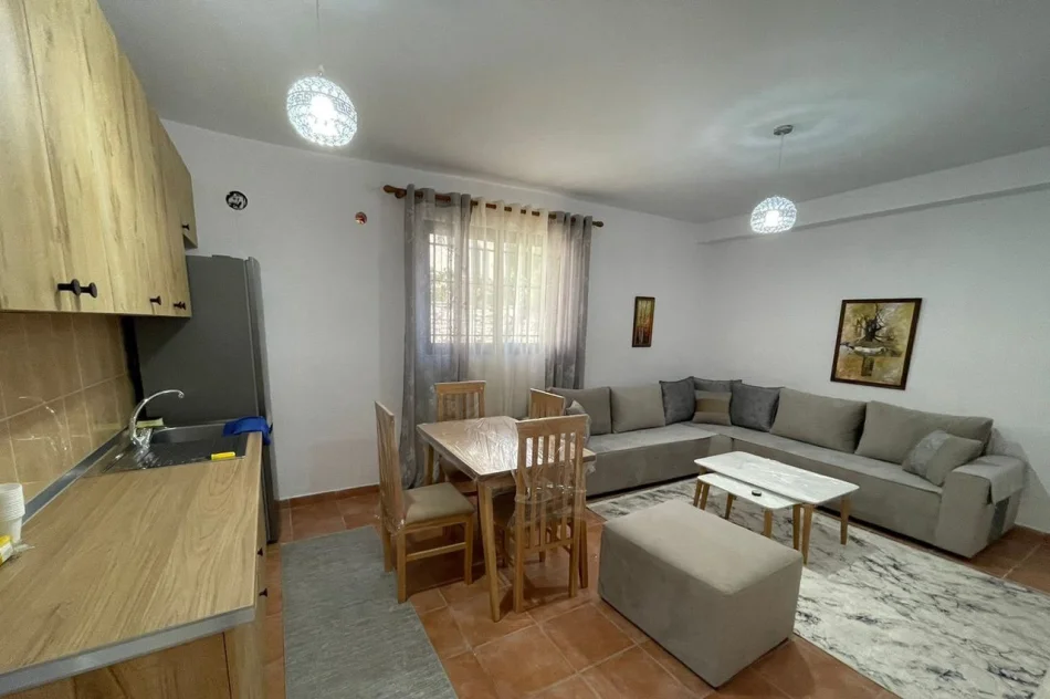 Tirane, jepet me qera apartament 1+1 Kati 1, 65 m² 400 € (Shkozë)