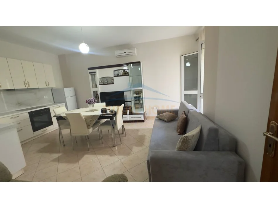 Tirane, jepet me qera apartament 1+1 Kati 1, 65 m² 400 € (Unaza e Re)