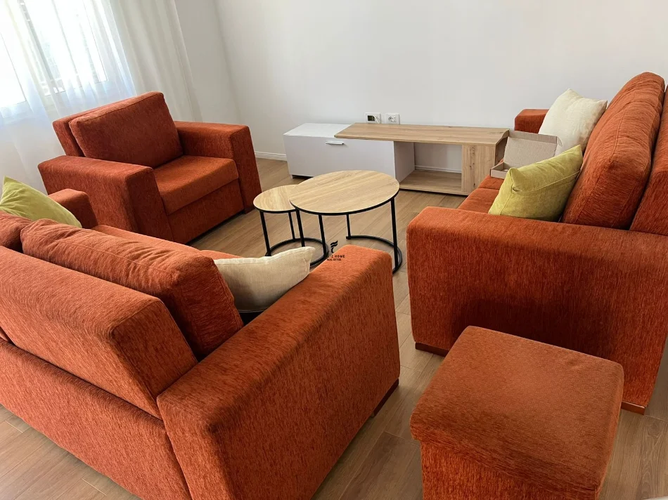 Tirane, jepet me qera apartament 1+1 Kati 1, 65 m² 450 € (ALI DEMI)