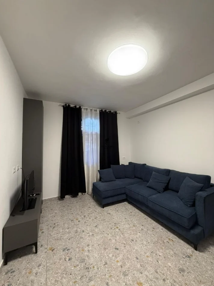 Tirane, jepet me qera apartament 1+1 Kati 1, 65 m² 450 € (STACIONI TRENIT)