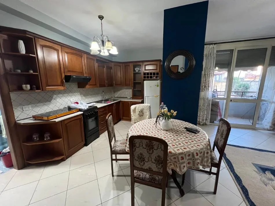 Tirane, jepet me qera apartament 1+1 Kati 1, 65 m² 550 € (RRUGA FORTUZI)