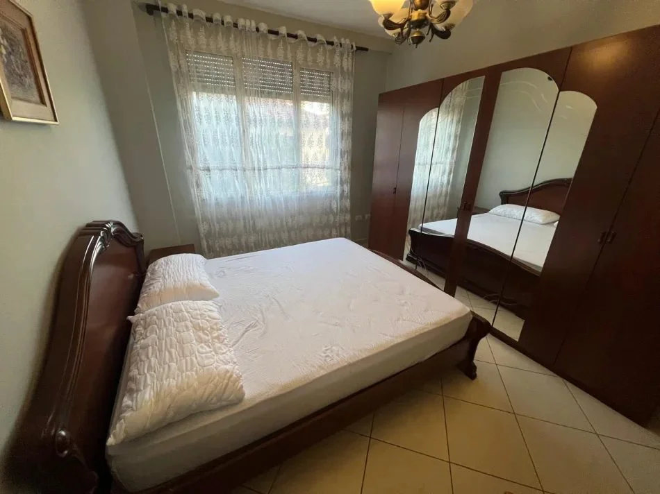Tirane, jepet me qera apartament 1+1 Kati 1, 65 m² 550 € (Rruga Fortuzi)