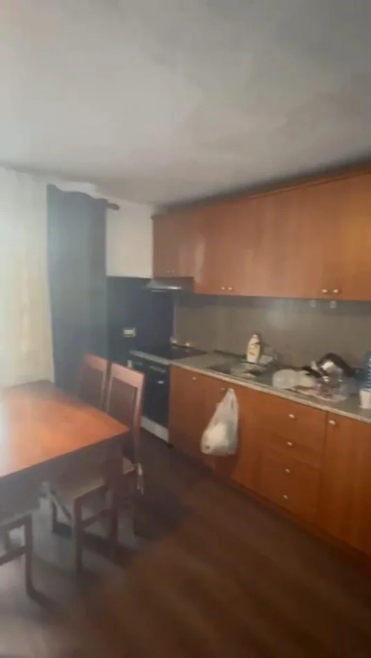 Tirane, jepet me qera apartament 1+1 Kati 1, 70 m² 200 € (Porcelan)