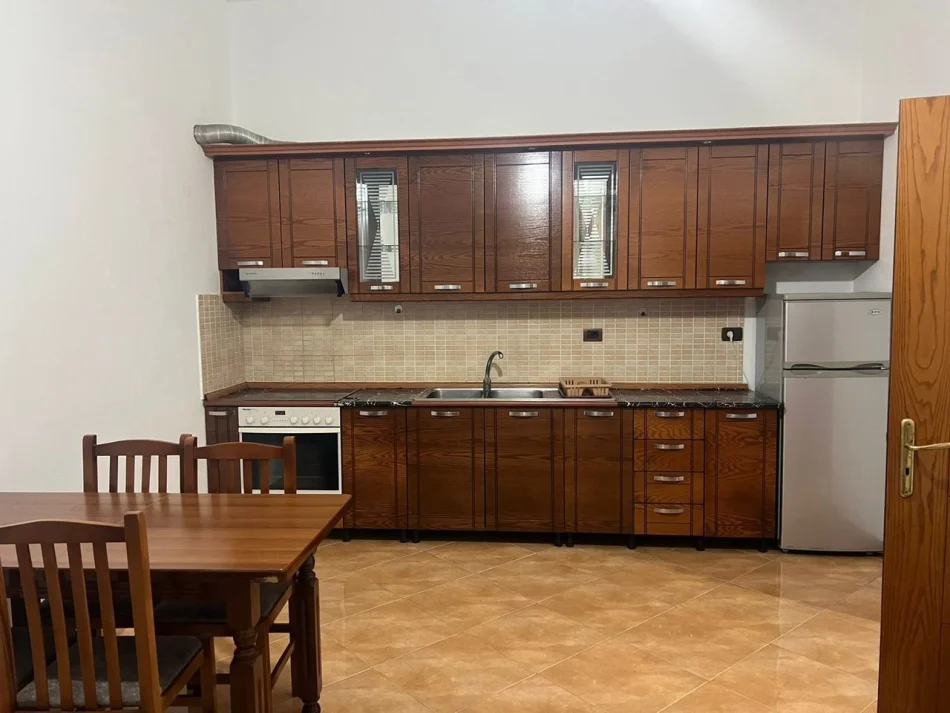 Tirane, jepet me qera apartament 1+1 Kati 1, 70 m² 300 € (Qyteti Studenti)