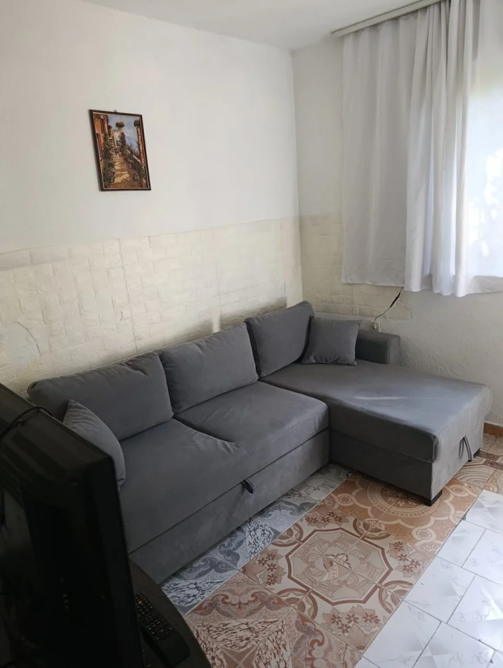 Tirane, jepet me qera apartament 1+1 Kati 1, 70 m² 300 € (Rruga Njazi Meka)