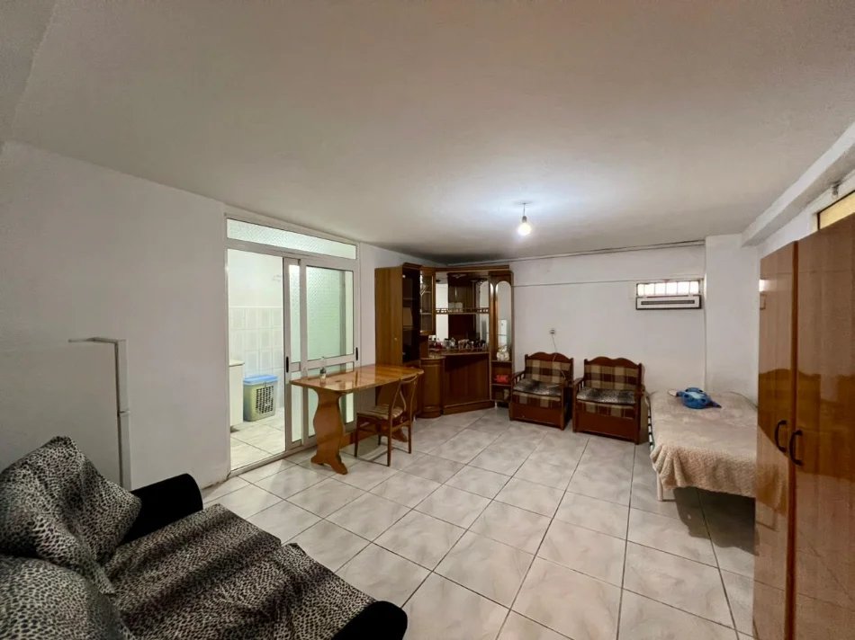 Tirane, jepet me qera apartament 1+1 Kati 1, 70 m² 300 € (Rruga Tefta Tashko Koco)
