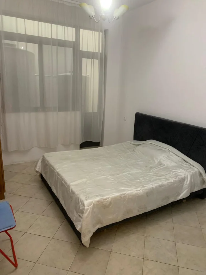 Tirane, jepet me qera apartament 1+1 Kati 1, 70 m² 300 € (Shkoze)