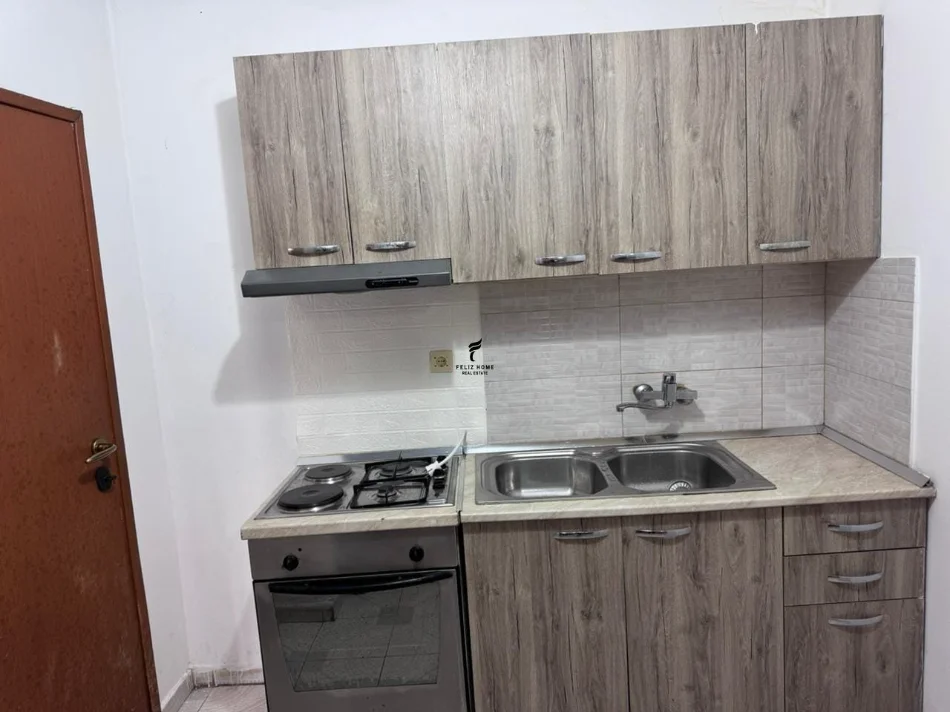 Tirane, jepet me qera apartament 1+1 Kati 1, 70 m² 350 € (LAPRAKE)
