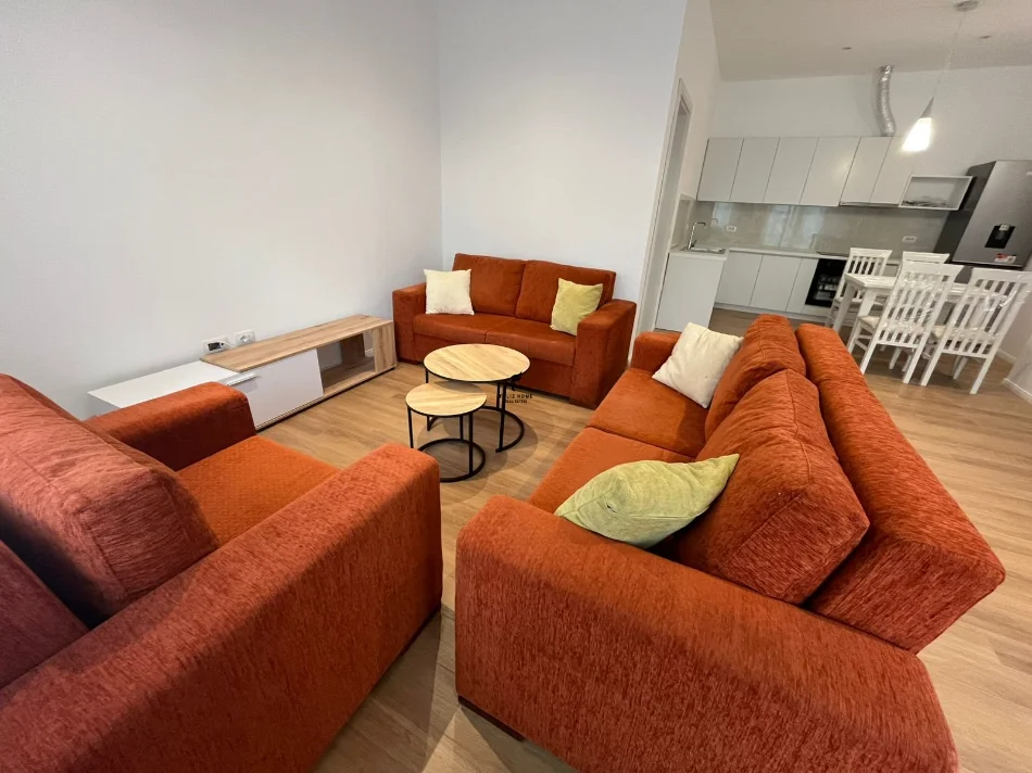 Tirane, jepet me qera apartament 1+1 Kati 1, 70 m² 450 € (ALI DEMI)