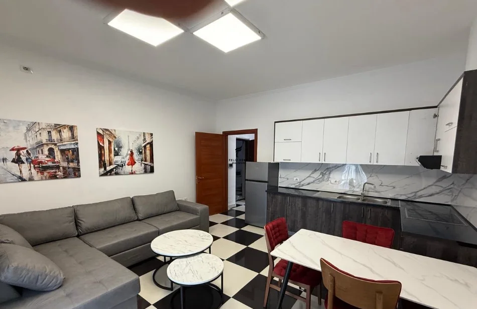 Tirane, jepet me qera apartament 1+1 Kati 1, 70 m² 600 € (XHAMLLIKU)